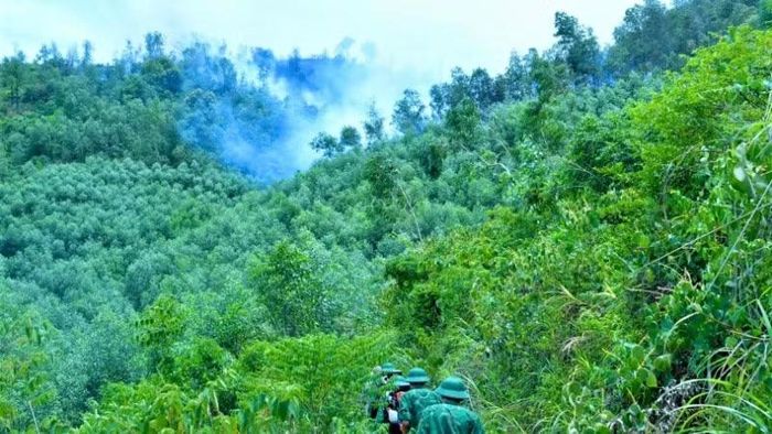 Bộ đội Biên phòng tỉnh Nghệ An nỗ lực mở các đường băng để ngăn cháy lan rộng.