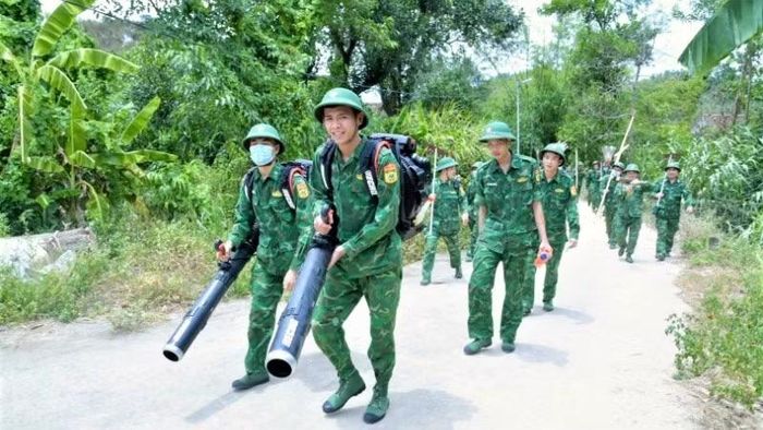 Cán bộ, chiến sĩ Bộ đội Biên phòng tỉnh Nghệ An cơ động lên ngọn đồi xảy ra cháy rừng.
