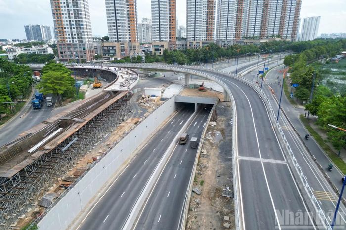 Hiện nhánh cầu N4, kết nối từ đường Đồng Văn Cống ra Đại lộ Mai Chí Thọ, đã cơ bản thành hình. Đơn vị thi công đang tập trung hoàn thiện phần nhịp dẫn và các hạng mục kỹ thuật, phấn đấu hoàn thành để thông xe vào quý IV/2026.