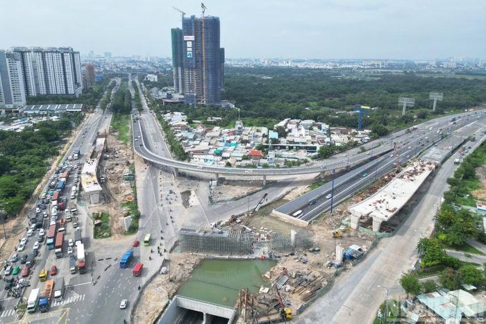 Trước đó, nhánh cầu vượt N2 đã được đưa vào khai thác, cho phép các phương tiện ô-tô lưu thông một chiều từ tuyến cao tốc Thành phố Hồ Chí Minh-Long Thành-Dầu Giây rẽ phải vào Đại lộ Mai Chí Thọ, theo hướng đi nút giao Cát Lái hoặc đường Võ Nguyên Giáp.