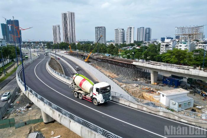 Dự án nút giao An Phú được khởi công cuối năm 2022 với tổng mức đầu tư hơn 3.400 tỷ đồng. Đây là nút giao 3 tầng quy mô lớn, kết nối các trục giao thông quan trọng gồm cao tốc Thành phố Hồ Chí Minh-Long Thành-Dầu Giây, Đại lộ Mai Chí Thọ, đường Lương Định Của, Nguyễn Thị Định và Đồng Văn Cống.