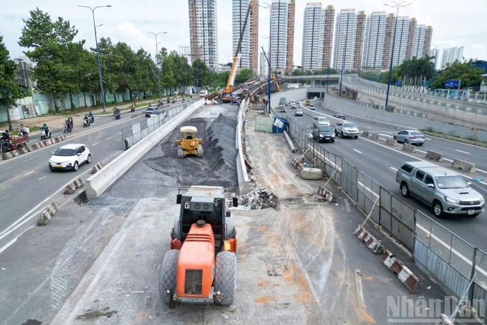Ghi nhận của phóng viên tại công trường, hàng trăm kỹ sư, công nhân cùng nhiều máy móc, thiết bị đang được huy động để thi công liên tục, bảo đảm tiến độ các hạng mục.