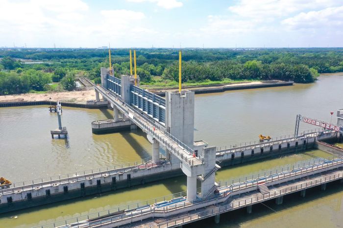 Nhiều cống ngăn triều đã hoàn thành hơn 90% tiến độ.