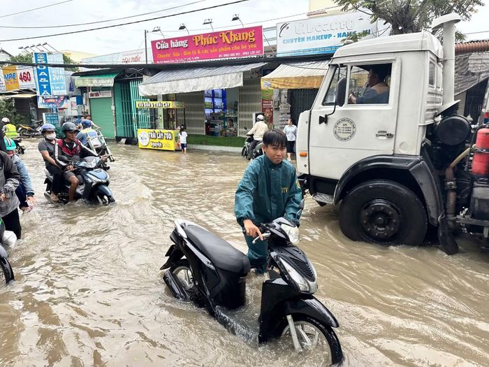 Phương tiện lưu thông khó khăn khi đường ngập.