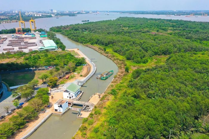 Dự án ngăn triều góp phần bảo vệ khu vực rộng khoảng 570km², phục vụ hơn 6,5 triệu người dân ở bờ hữu sông Sài Gòn và khu vực trung tâm Thành phố Hồ Chí Minh.