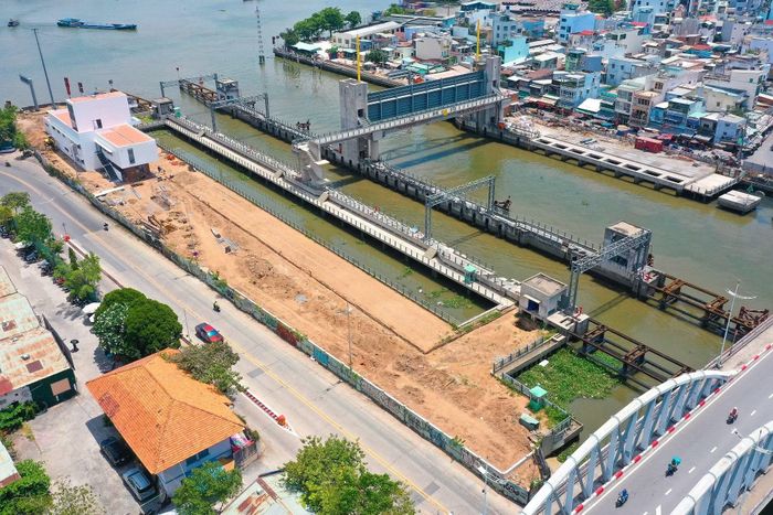 Cống kiểm soát triều.