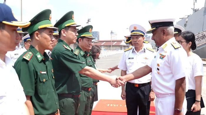 Ban Chỉ huy Bộ đội Biên phòng Thành phố Hồ Chí Minh đón đoàn sĩ quan Hải quân Ấn Độ tại cảng Nhà Rồng-Khánh Hội.