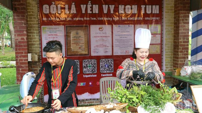 Gian hàng tại không gian ẩm thực sen.