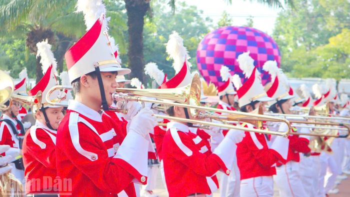 Thiếu nhi biểu diễn trống kèn trên đường phố Cao Lãnh.