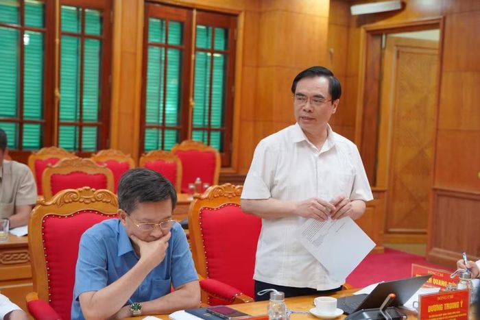Đồng chí Dương Trung Ý, Ủy viên Trung ương Đảng, Tổng Biên tập Tạp chí Cộng sản tham luận tại hội nghị.