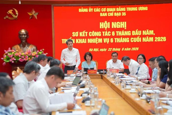Đồng chí Nguyễn Quang Đức điều hành hội nghị.