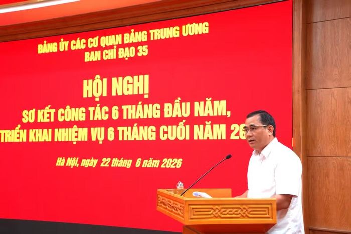 Đồng chí Vũ Đức Tú phát biểu tại hội nghị.