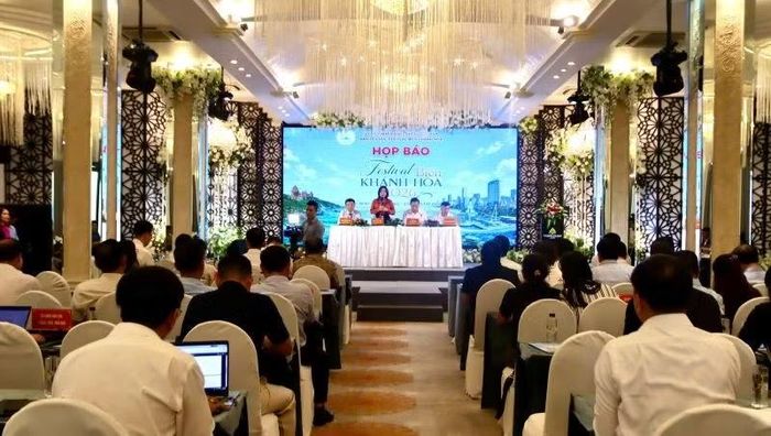 Toàn cảnh buổi họp báo.