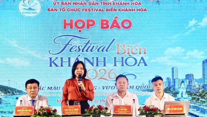 Đại diện Ban tổ chức chủ trì buổi họp báo tổ chức lễ hội Festival Biển Khánh Hòa.