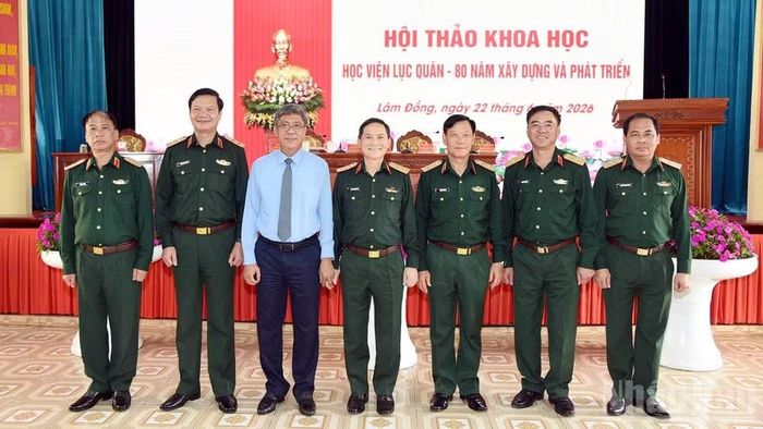 Thượng tướng Phạm Trường Sơn cùng lãnh đạo Học viện Lục quân và tỉnh Lâm Đồng tại hội thảo.