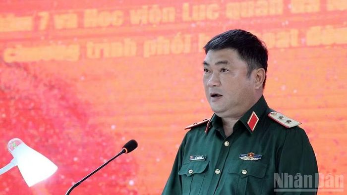Trung tướng Lê Xuân Thế, Tư lệnh Quân khu 7 tham luận tại hội thảo.