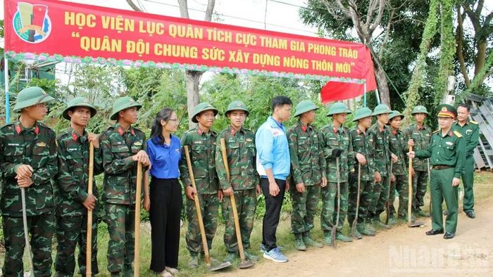 Học viện Lục quân luôn phát huy truyền thống “Đoàn kết sắt son, nghĩa tình trọn vẹn” với cấp ủy, chính quyền và nhân dân tỉnh Lâm Đồng.