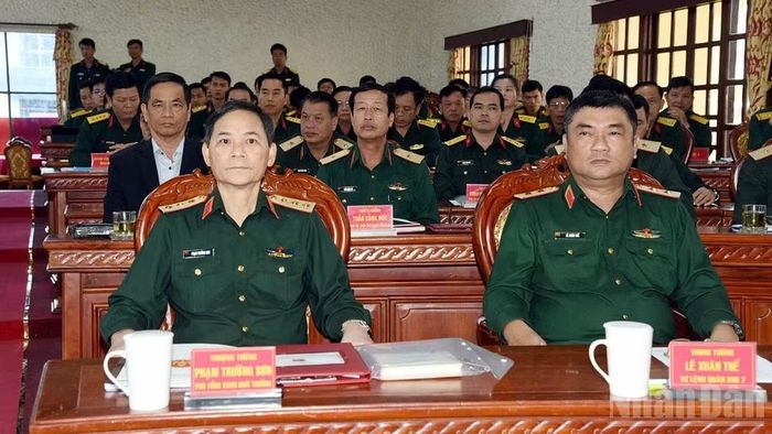 Thượng tướng Phạm Trường Sơn và Trung tướng Lê Xuân Thế, Tư lệnh Quân khu 7 tham dự hội thảo.