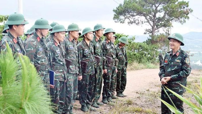 Trung tướng Đỗ Minh Xương, Giám đốc Học viện Lục quân trao đổi với học viên diễn tập ngoài thực địa.