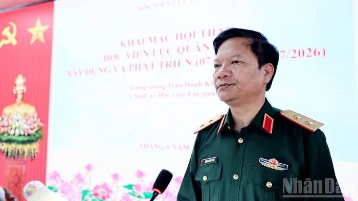 Trung tướng Trần Danh Khải, Chính ủy Học viện Lục quân phát biểu tại hội thảo.