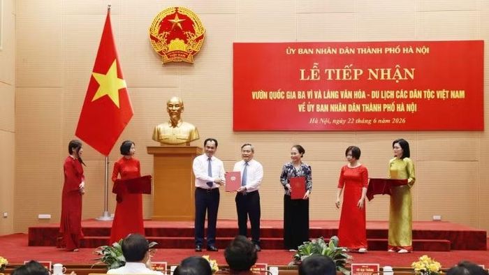 Lãnh đạo thành phố Hà Nội tiếp nhận Vườn quốc gia Ba Vì và Làng Văn hóa-Du lịch các dân tộc Việt Nam để quản lý.