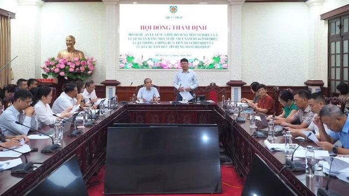 Thứ trưởng Tư pháp Nguyễn Thanh Tịnh phát biểu ý kiến tại cuộc họp.