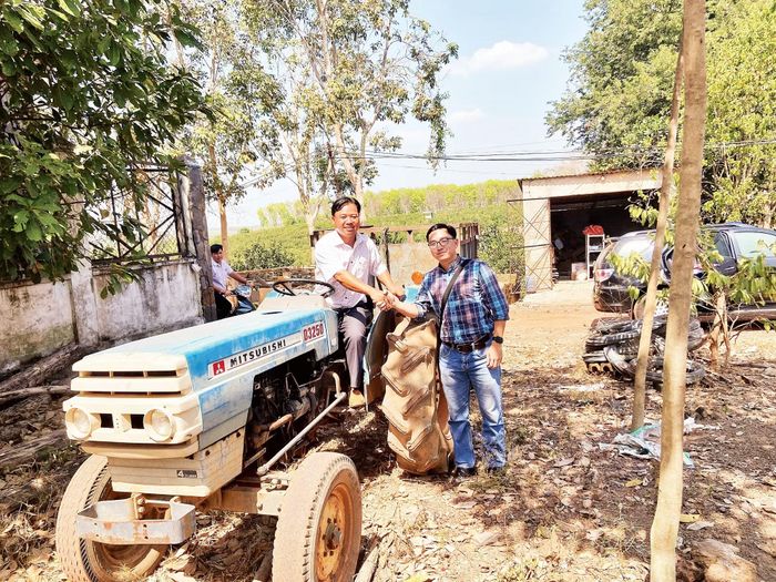 Biên tập viên Phong Chương (bên phải) trong một chuyến tác nghiệp. (Ảnh: BẢO LONG)