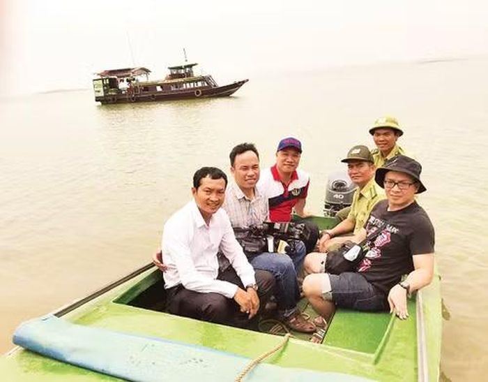 Biên tập viên Tuấn Dũng (thứ ba từ trái sang) cùng phóng viên Báo Nhân Dân thường trú tại Đồng Nai trên hồ Trị An. (Ảnh: BẢO LONG)