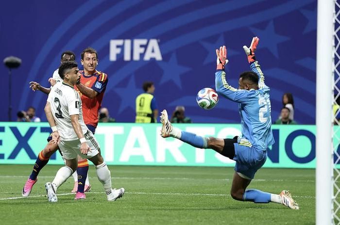 Mikel Oyarzabal liên tiếp ghi bàn trong vòng hơn 10 phút