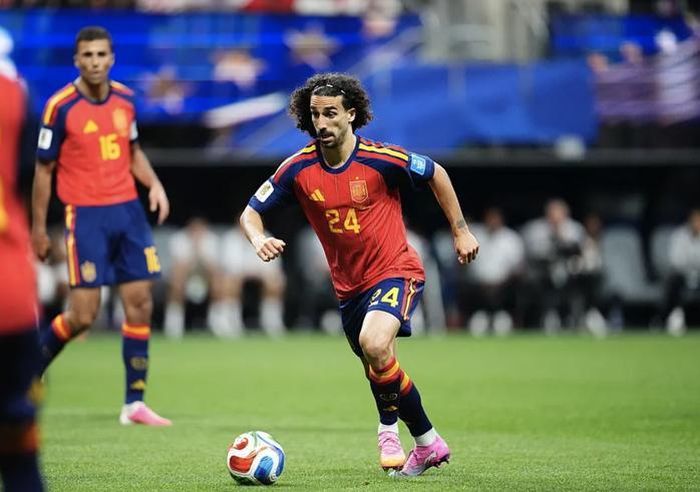 Marc Cucurella khiến Hassan Tambakti ôm hận bởi bàn đá phản