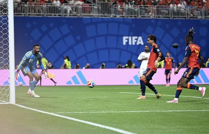 Ferran Torres suýt ghi bàn thứ 6 cho Tây Ban Nha