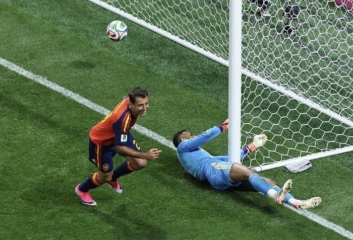 Mikel Oyarzabal vui mừng sau bàn thắng thứ nhì của riêng mình