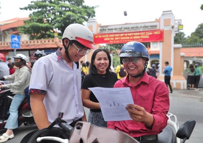 Cha mẹ nên chủ động tìm hiểu các hướng đi sau THCS để con em có lựa chọn phù hợp. Trong ảnh: Học sinh cùng phụ huynh trong kỳ thi lớp 10 tại TP HCM. Ảnh: HOÀNG TRIỀU