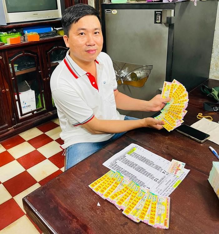 Đại lý Mỹ Hạnh đổi thưởng xuyên đêm cho những khách hàng trúng giải độc đắc 14 vé và trúng giải an ủi 27 vé Tiền Giang. Ảnh: ĐLVS Mỹ Hạnh
