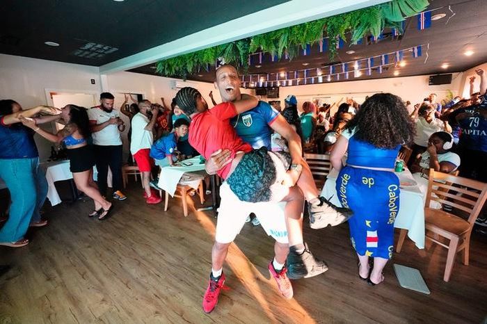 CĐV Cape Verde tại Boston - Mỹ sung sướng sau trận hòa kịch tính trước Uruguay