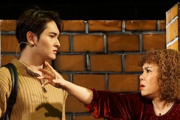 Diễn viễn Võ Minh Khải và Việt Hương trong vở hài "Hẹn em rằm tháng 7"