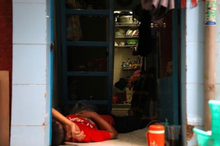 Trong những con hẻm ngoằn ngoèo ở khu Mả Lạng (phường Cầu Ông Lãnh), nhà cửa san sát đến mức ánh nắng khó len vào bên trong