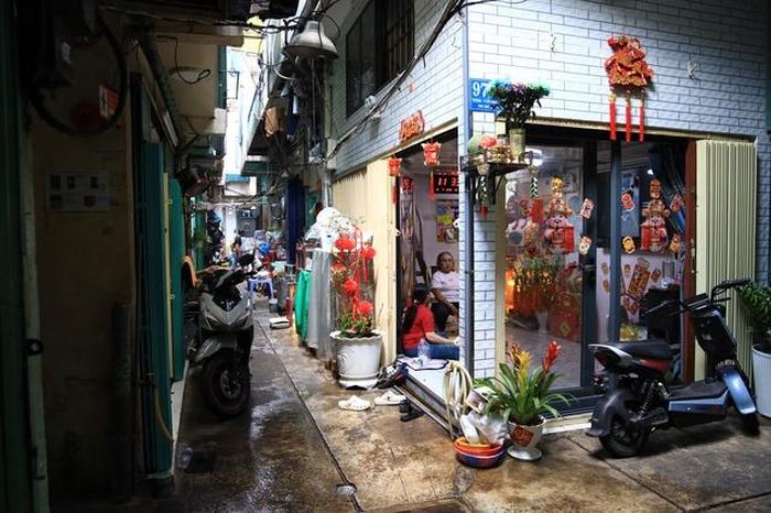 Những căn nhà nhỏ hẹp nằm sát nhau, lối đi chật chội, điều kiện sinh hoạt còn nhiều hạn chế