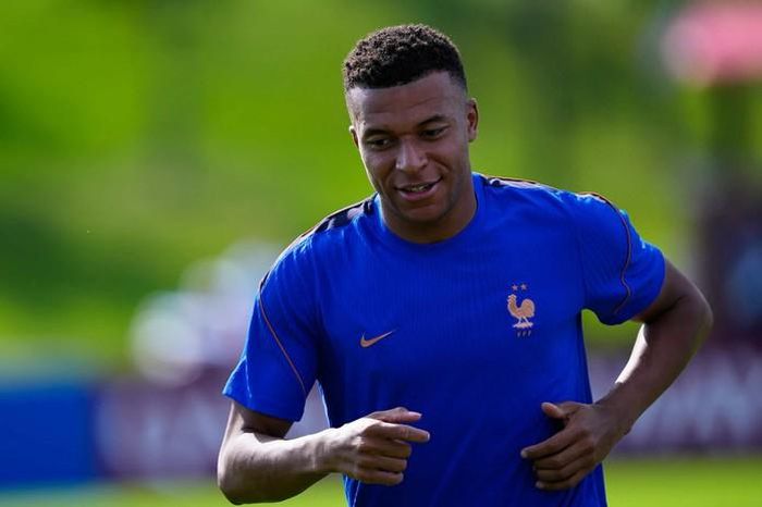 Mbappe cũng đã lập cú đúp cho tuyển Pháp ở trận ra quân.