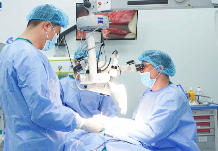 Phẫu thuật cho bệnh nhân ung thư tại Bệnh viện Lạc Việt. Ảnh: Mai Phương