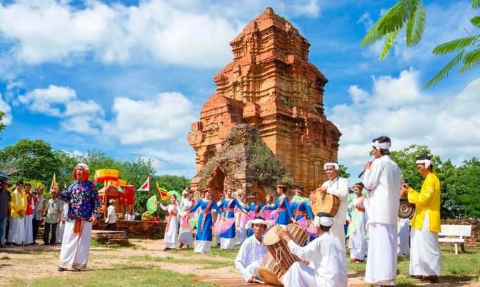 Âm nhạc của dân tộc Chăm tại lễ hội văn hóa dân tộc Chăm