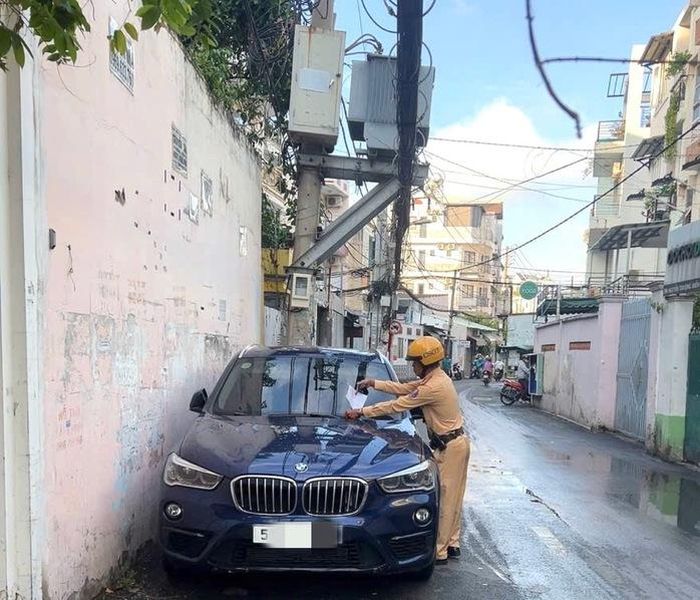 CSGT dán phiếu báo vi phạm và yêu cầu người điều khiển chấm dứt hành vi vi phạm.