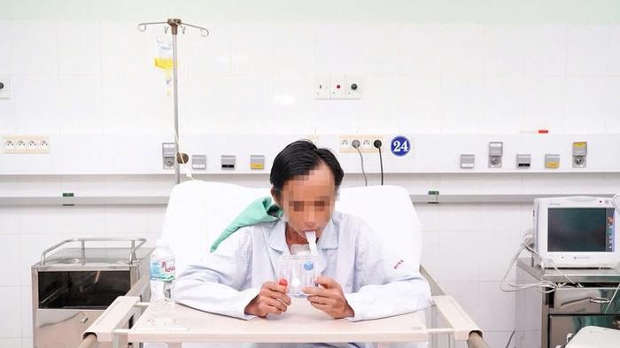 Bệnh nhân ghép thận tự uống nước.