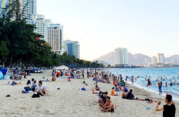 Biển Nha Trang thu hút đông du khách vào mùa hè