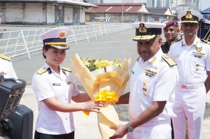 Đại diện phái đoàn Việt Nam trao tặng hoa cho Chuẩn Đô đốc Alok Ananda, Tư lệnh Hạm đội Miền Đông, Hải quân Ấn Độ