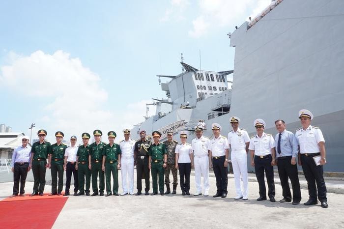 Các đại biểu, sĩ quan và thủy thủ đoàn hai nước chụp ảnh lưu niệm tại lễ đón tàu Hải quân Ấn Độ ở cảng Nhà Rồng - Khánh Hội ngày 22-6