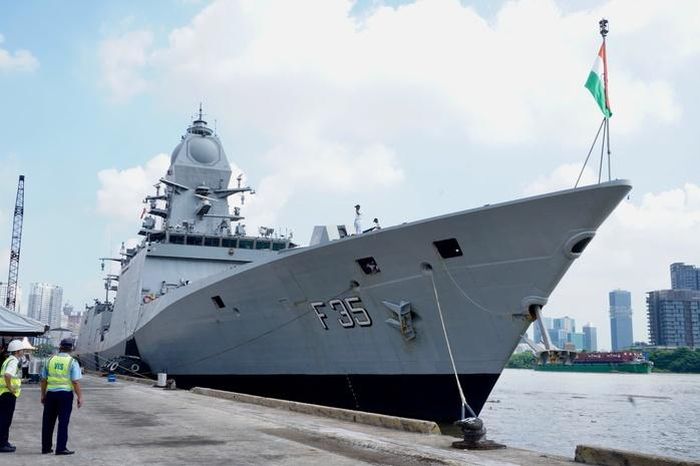 Tàu hộ vệ INS Udaygiri (số hiệu F35) cập cảng Nhà Rồng - Khánh Hội ngày 22-6.