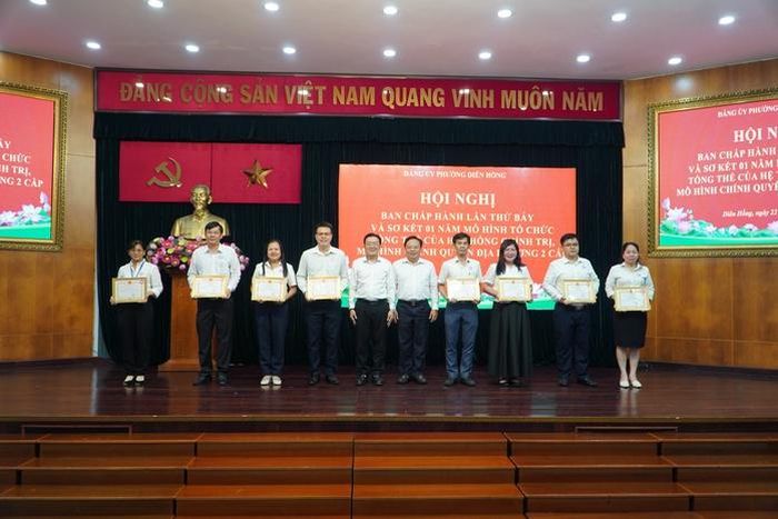 Phường Diên Hồng khen thưởng các tập thể, cá nhân có thành tích xuất sắc trong 1 năm tổ chức thực hiện chính quyền địa phương 2 cấp