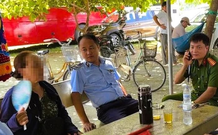 Lực lượng chức năng phường Sầm Sơn làm việc với 2 người phụ nữ có hành vi chặn xe ô tô, thu tiền dù gây bức xúc. Ảnh: Công an phường Sầm Sơn