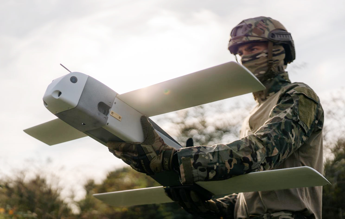 Binh sĩ thao tác trên một UAV Toutati. Ảnh: Janes Defence Weekly